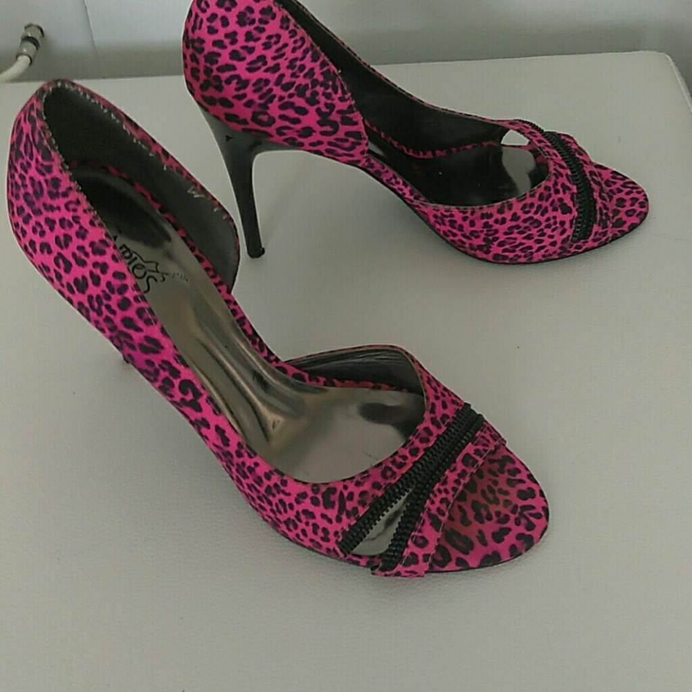 Pink leopard print Carlos Santana heels